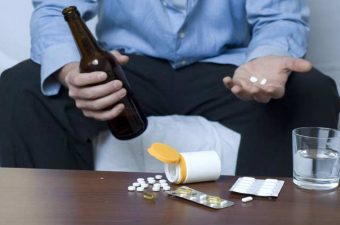 Posso misturar álcool com remédios ou energéticos?