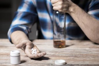 ¿Puedo beber alcohol si estoy tomando antibióticos?