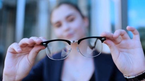 mulher do olho sistêmico sendo tratada da doença do hordéolo perfurando e  raspando o pus e cobrindo-o com um pano de gaze. 6625495 Foto de stock no  Vecteezy