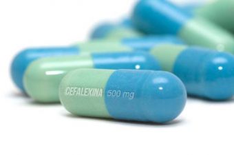 CEFALEXINA – Para que serve, como tomar e efeitos adversos