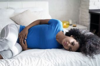 CÓLICO MENSTRUAL – Síntomas, causas y tratamiento