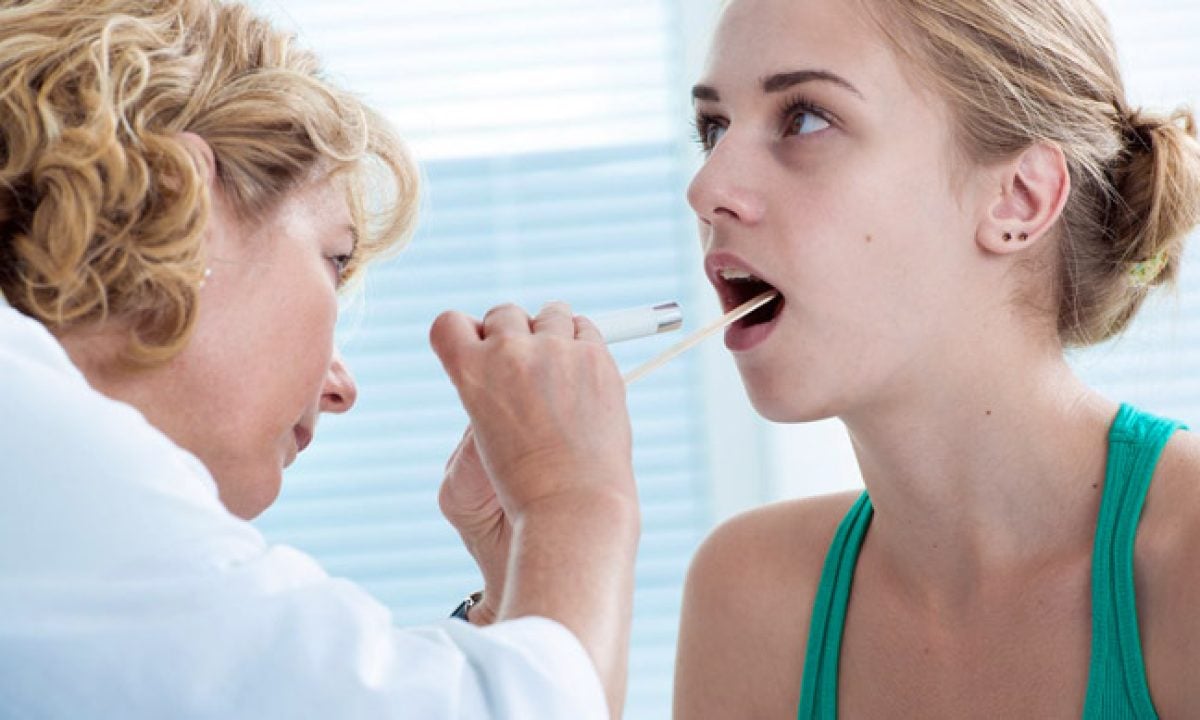 Como identificar placas na garganta de um paciente