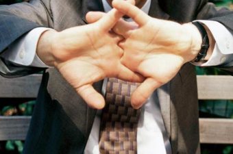 ¿Es malo crujirse los dedos?