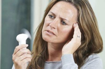 CÓMO ALIVIAR LOS SOFOCOS EN LA MENOPAUSIA