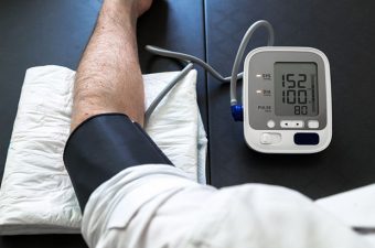 8 hábitos que aumentam a pressão arterial