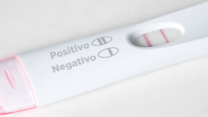 Prueba de embarazo de farmacia positiva con beta hCG cualitativa
